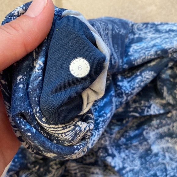 Lululemon 28” aligns paisley print - Picture 5 of 6